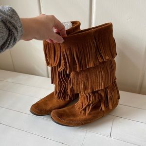 Best seller!! Minnetonka 3 layer fringe boots 8 W